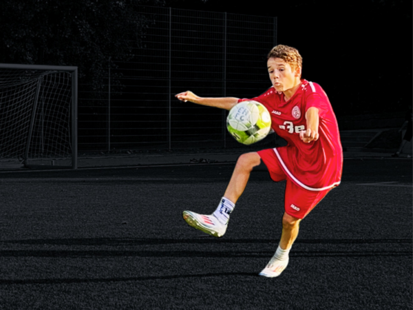 Ein talentierter Fußballspieler beim individuellen Elite 1-on-1 Training mit einem Profi-Coach in der Edin Husic Fußballschule.