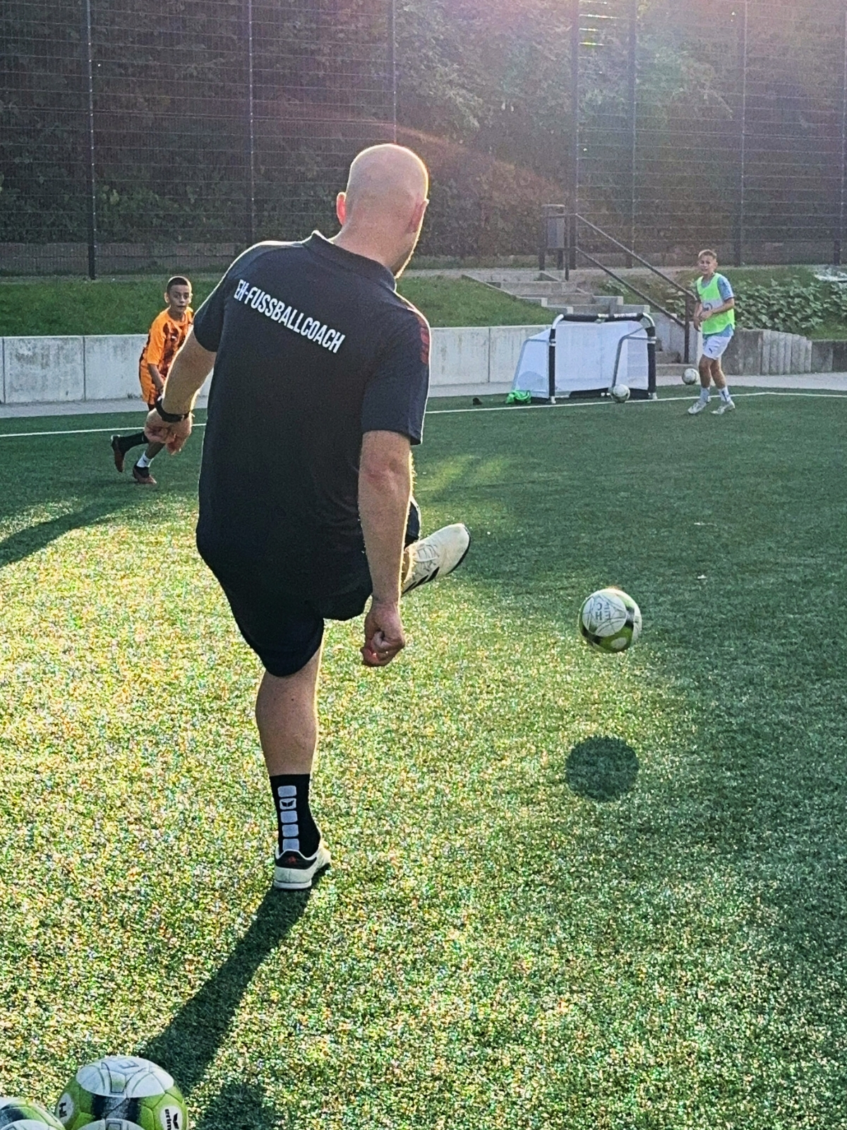 Edin Husic überwacht das Fußballtraining und gibt wertvolle Tipps zur Spielverbesserung.
