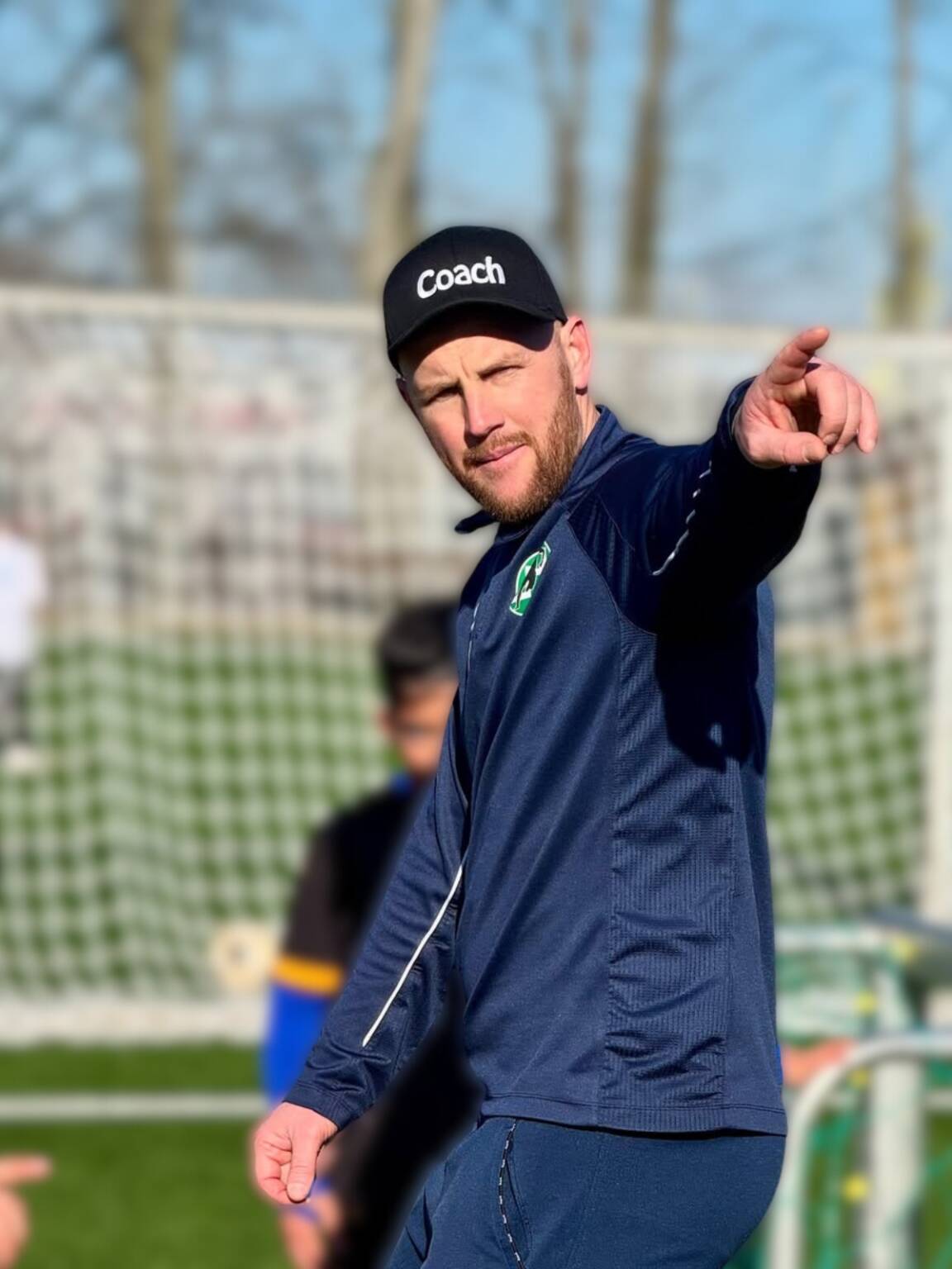 Edin Husic, erfahrener Fußballtrainer, gibt Anweisungen während eines Fußballtrainings in der Edin Husic Fußballschule in Essen. Individuelle Förderung für junge Talente.