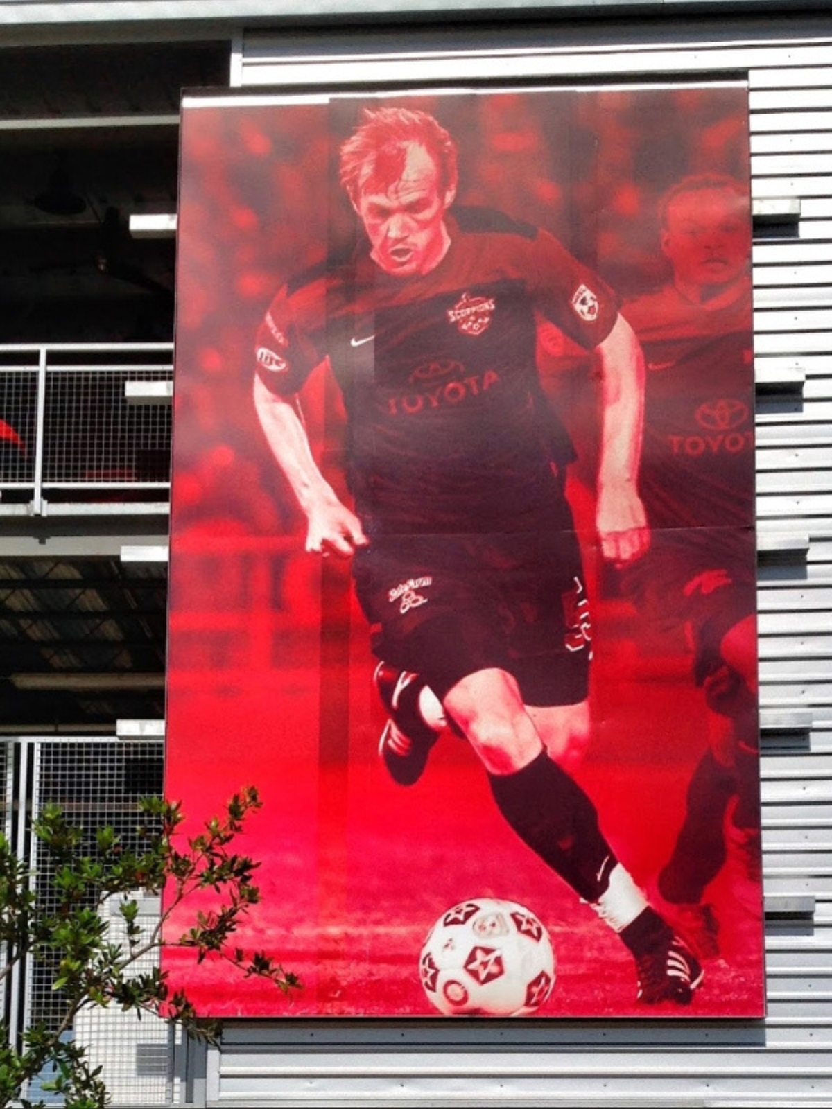 Großes Werbebanner mit Edin Husic als Fußballprofi in den USA.
